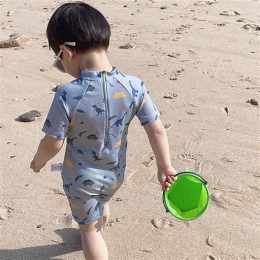 bé gái cười tươi đáng yêu