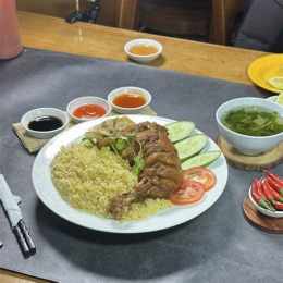 cơm gà xối mỡ da giòn