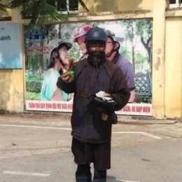 ông da đen cầm đầu gà