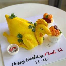 tính năng nổi bật bánh kem hình con gà đá
