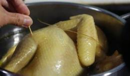 tính năng nổi bật cách luộc gà không nứt da